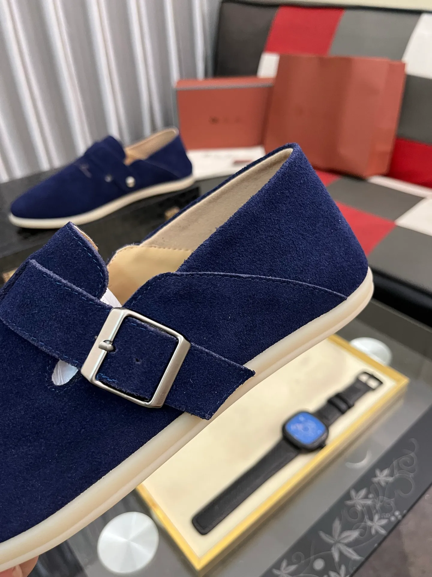 Men's men's shoes 💰458⌚️⌚️ Loro Piana's classic hot model lp top version of Pili casual shoes. It turns out that these are the casual shoes that are said to be able to walk 20,000 steps without getting tired. This pair has both good looks and feel. You will be completely lost as soon as you put it on. The minimalist design is eye-catching and durable, and it is a bonus for dressing. The soft feeling on the feet has outstanding texture, and it is very nice without abrasion on the feet. The soft and waxy soles make it easy to wear for daily use for a long time. Who can resist a pair of versatile and good-looking loafers? Don't be too elegant at all, the feel and texture of the feet are good, the key is to make the legs look longer and not tire the feet, the main thing is that it is just right!        Material: Original cowhide Lining: Original sheepskin Outsole: Original sole Size: 38-44